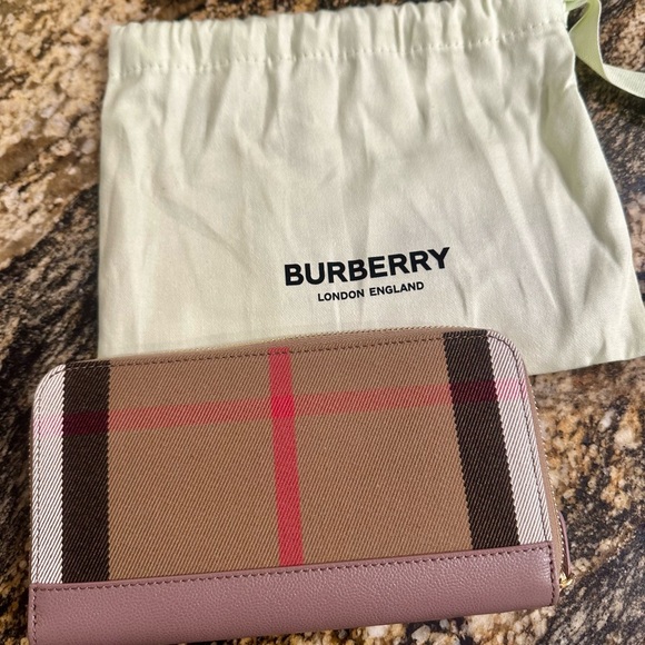 ✨💎BNWT💎✨ Authentic BURBERRY Zip around wallet W/ Dustbag - Picture 3 of 5